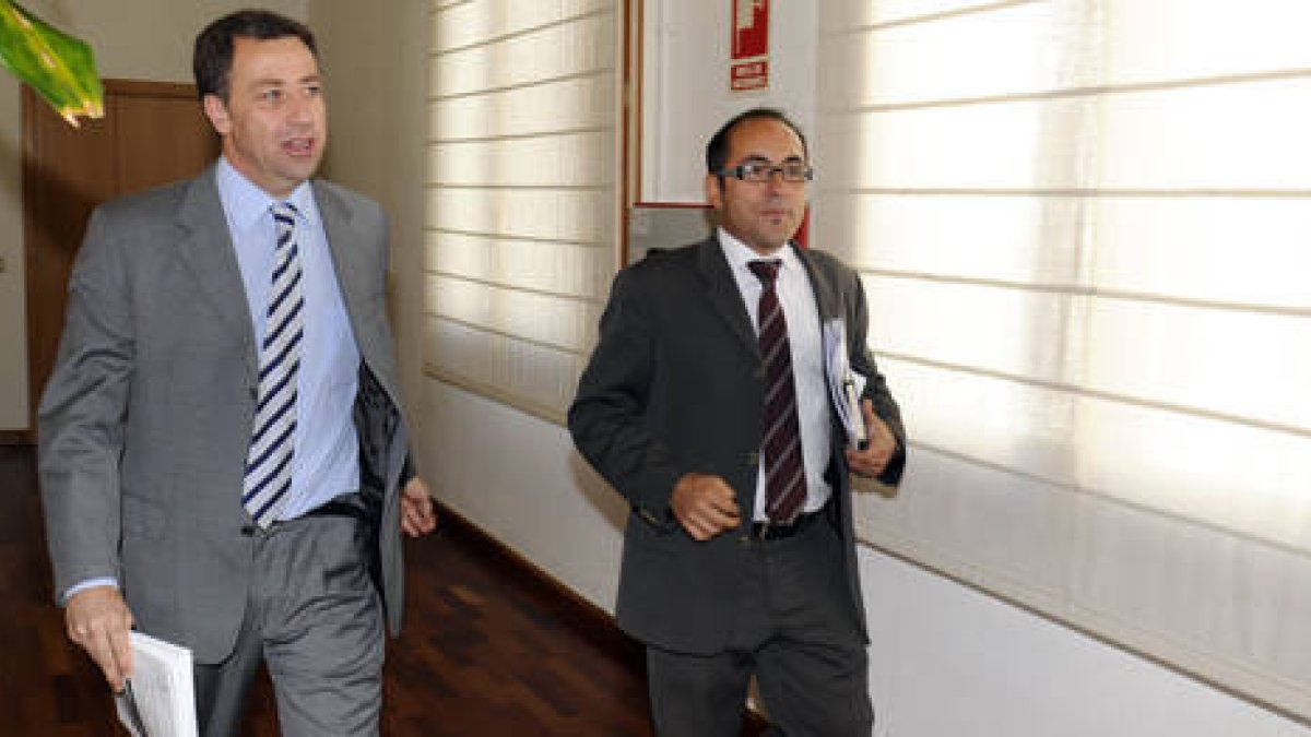 Ángel Núñez y Luis Rey por los pasillos del palacio provincial. / VALENTÍN GUISANDE-