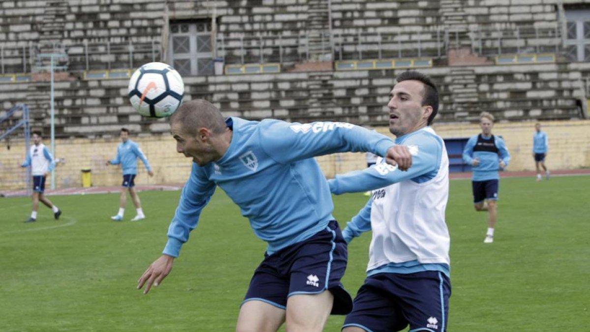 Adrián Ripa y Pablo Valcarce, durante un entrenamiento del Numancia en el anexo de Los Pajaritos.-LUIS ÁNGEL TEJEDOR
