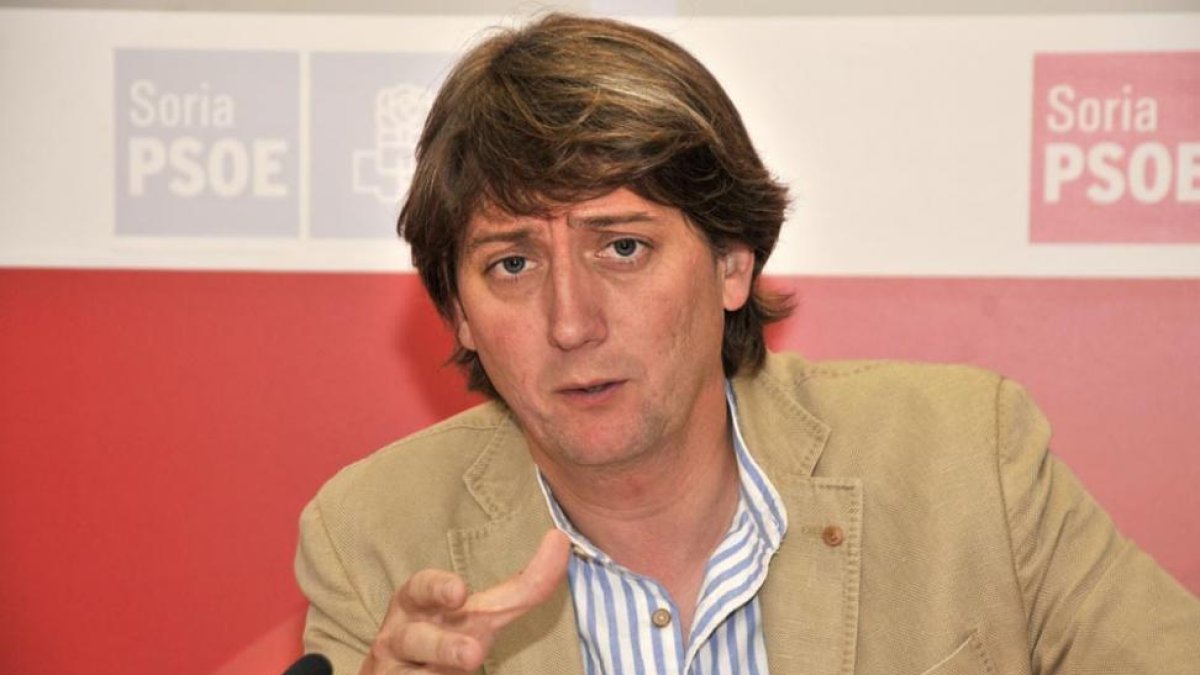 Carlos Martínez Mínguez en la sede socialista.