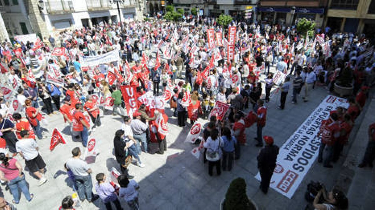 Imagen de la concentración celebrada el sábado en San Leonardo contra los despidos de Puertas Norma. / ÚRSULA SIERRA-