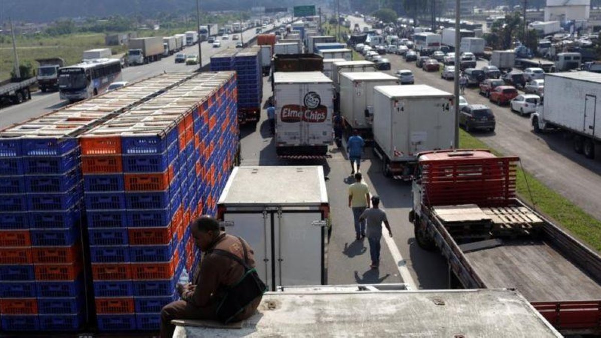 Fenadismer ha recordado que el parque actual de transporte público pesado en España supera los 240.000 camiones.-RICARDO MORAES (REUTERS)