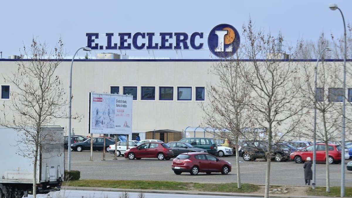 Fachada exterior del hipermercado E.Leclerc en el polígono industrial de la capital.-ÁLVARO MARTÍNEZ