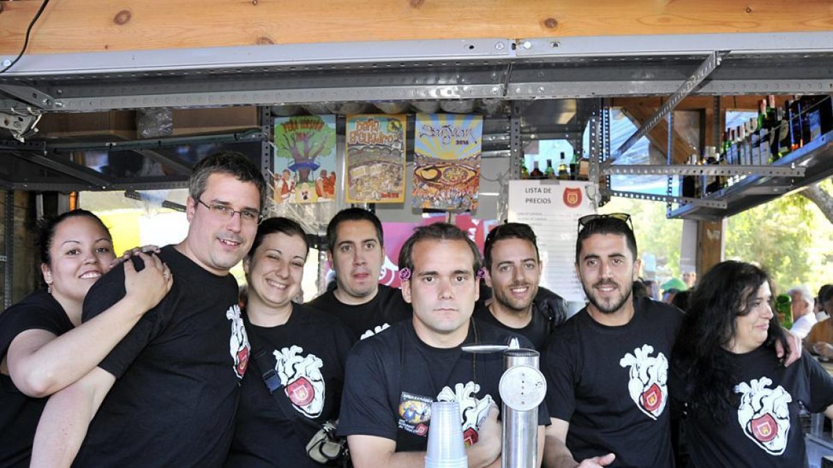 Representantes de la peña en el chiringuito de Valonsadero.-V. GUISANDE
