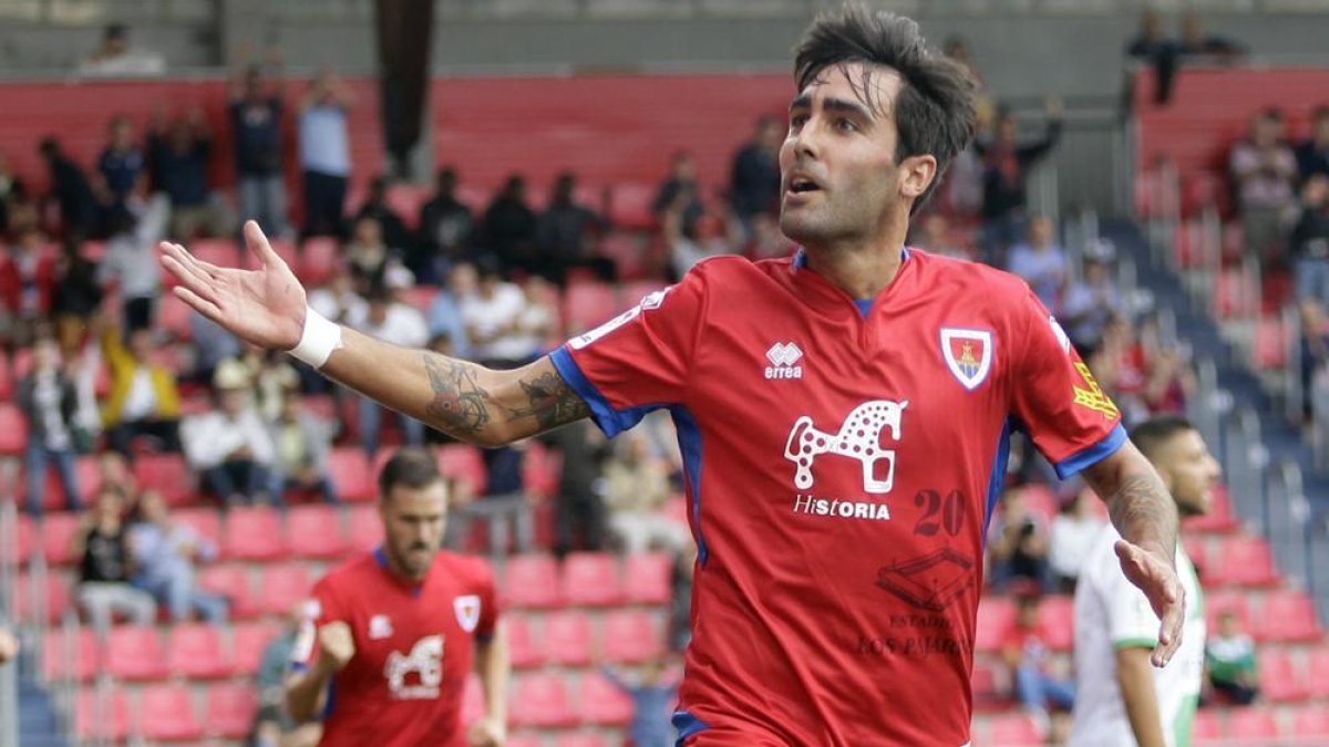 Alberto Escassi celebra el gol frente al Extremadura el pasado sábado.-MARIO TEJEDOR