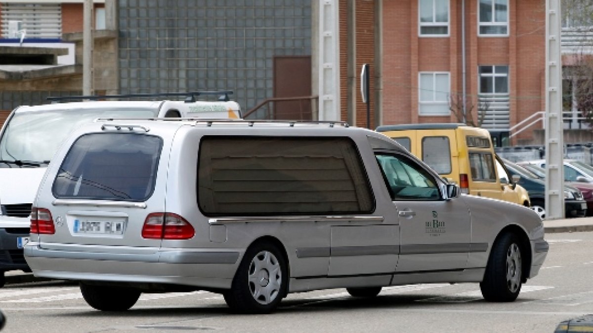 Vehículo de una funeraria en el Hospital Santa Bárbara el pasado domingo. MARIO TEJEDOR