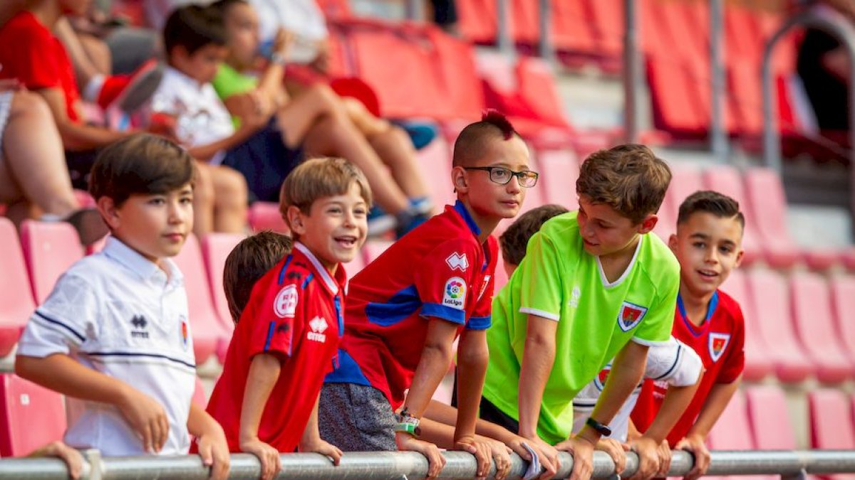 Jóvenes aficionados del Numancia en el partido de pretemporada ante el Racing de Santander. MARIO TEJEDOR