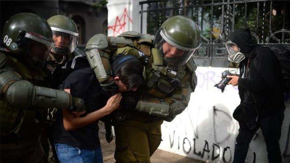 Las fuerzas de seguridad detienen a una persona durante las protestas en Chile.-AFP
