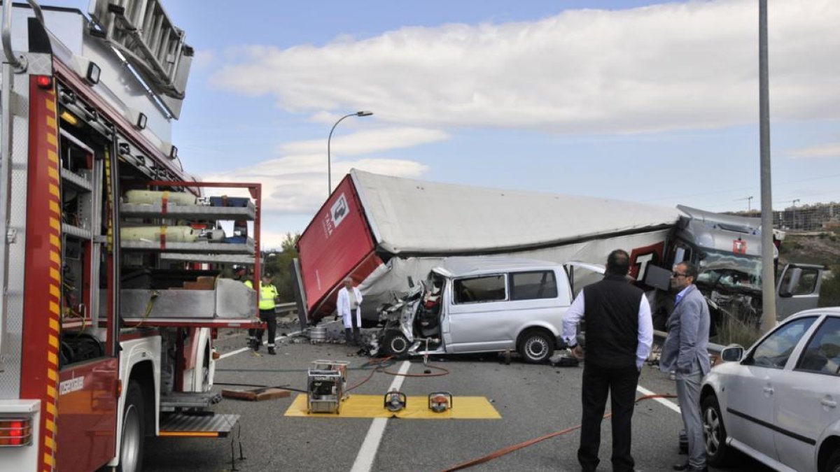 Estado de la furgoneta y del camión que colisionaron en la circunvalación en la que fallecieron tres personas.-VALENTIN GUISANDE