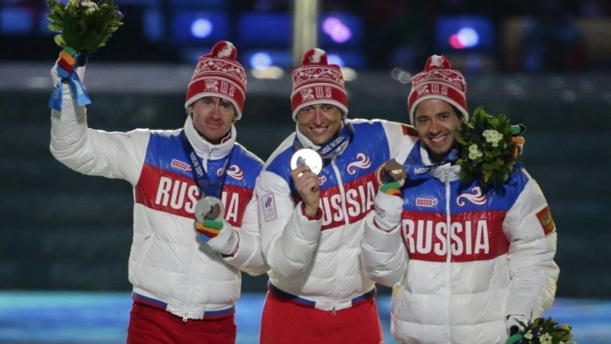 Legkov (centro) lideró un triplete ruso en los 50 kilómetros de esquí de fondo de Sochi 2014.-/ AP / CHARLIE RIEDEL