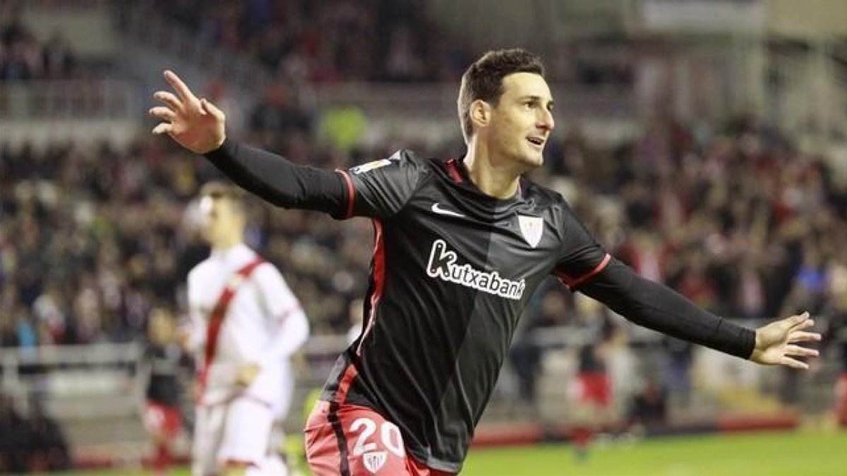 Aduriz celebra un gol, esta temporada.-EFE / VICTOR LERENA