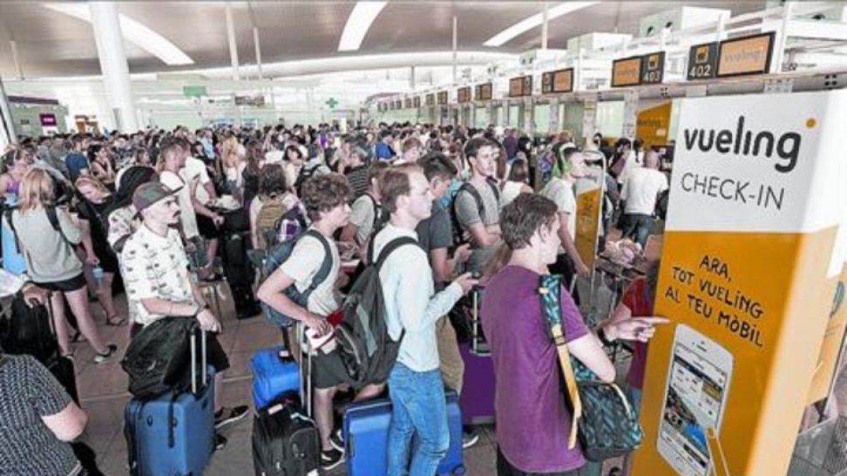 Colas en la terminal de Vueling de El Prat el pasado 1 de julio.-ROBERT RAMOS