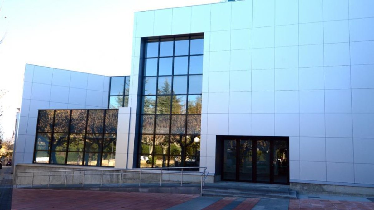 Exterior del polideportivo de la Juventud.-ÁLVARO MARTÍNEZ