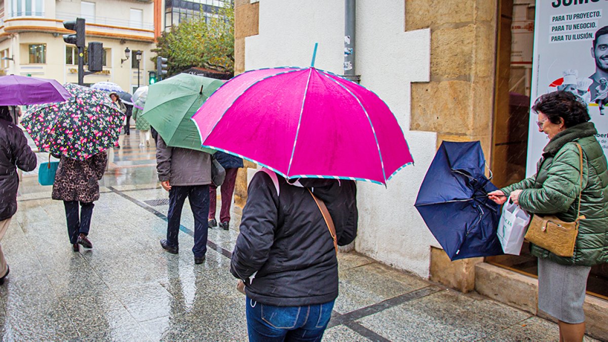 Día lluvioso en la capital. MARIO TEJEDOR