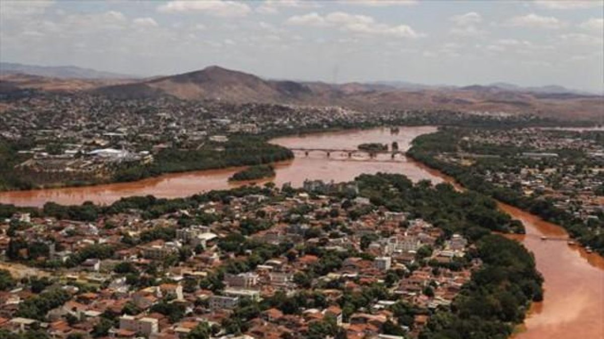 Foto tomada el 12 de noviembre en la que puede comprobarse el avance del lodo tóxico por los municipios que ahora se han quedado sin agua.-GABRIELA BILO / ESTADAO CONTEUDO