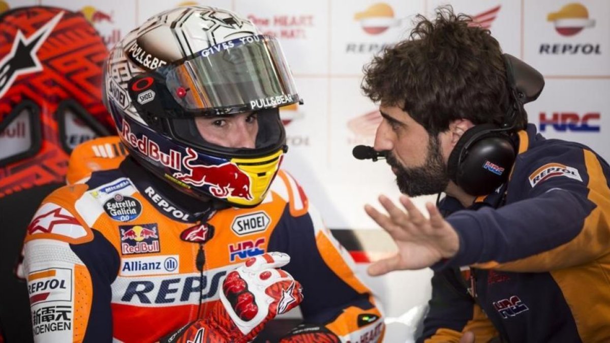 Santi Hernández, ingeniero de Marc Márquez, dialoga, en el box de Repsol-Honda, con el tricampeón catalán de MotoGP en Cheste (Valencia).-/ MIGUEL LORENZO