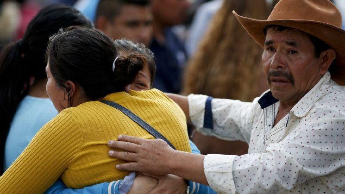 En medio de este desolador escenario, las autoridades tratan de sacar los cuerpos que quedan.-AP