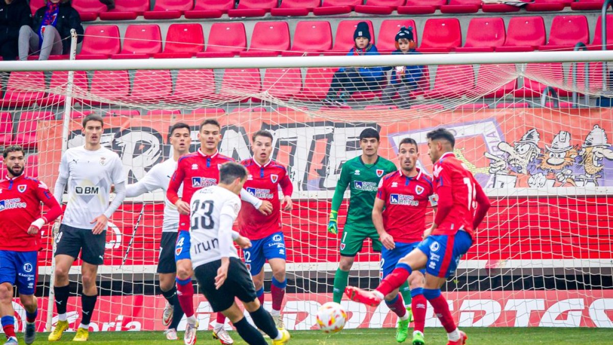 El Numancia perdía 0-2 en la primera vuelta ante el conjunto irundarra. MARIO TEJEDOR