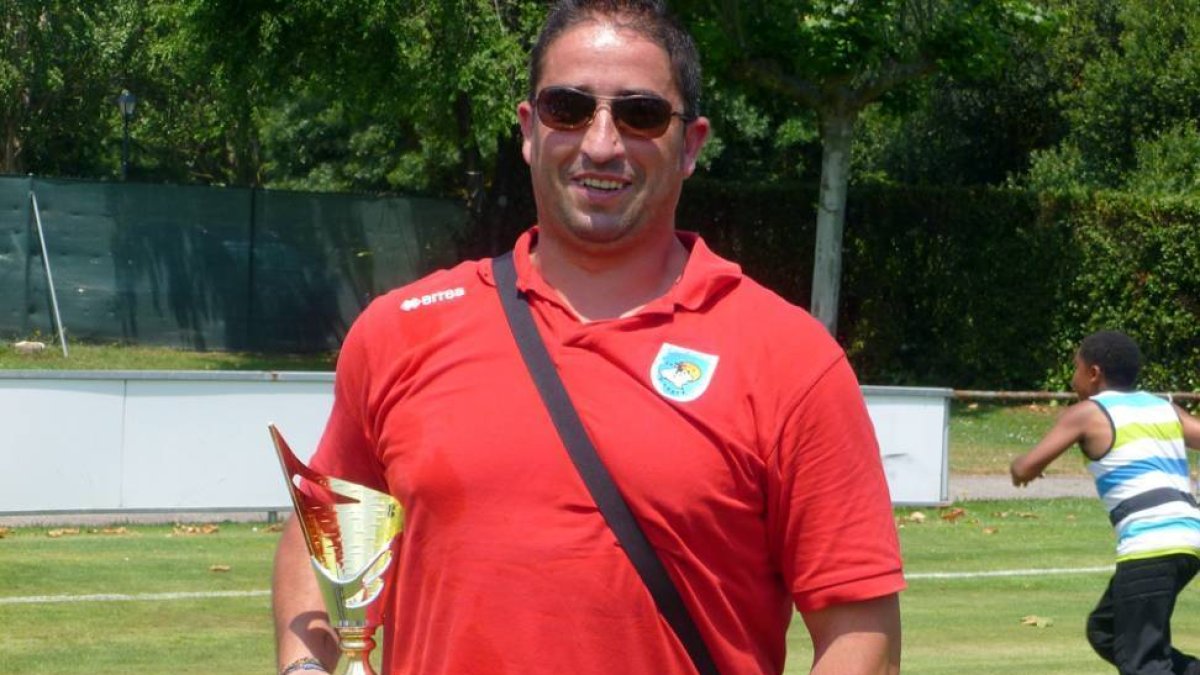 Sergio Jiménez con el trofeo de la Gasteiz Cup del año pasado.-