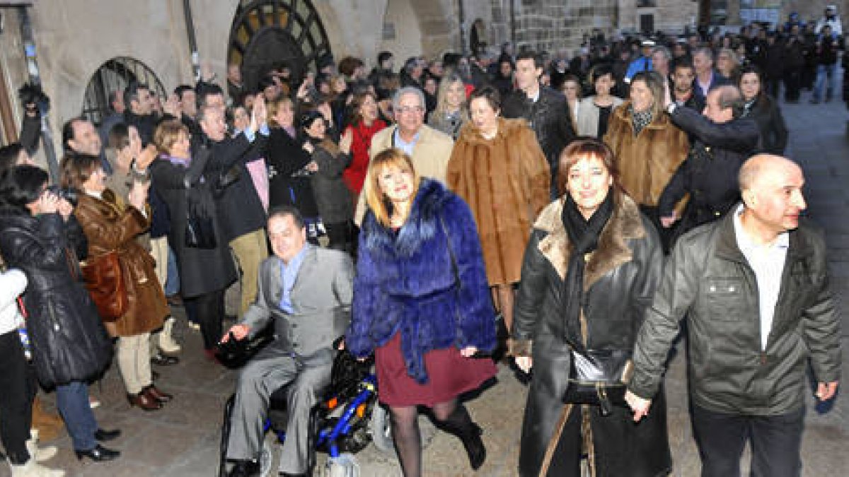 Los jurados del 2013 en el desfile que realizaron ayer por el centro de Soria tras la celebración del sorteo. / REPORTAJE GRÁFICO: DIEGO MAYOR-