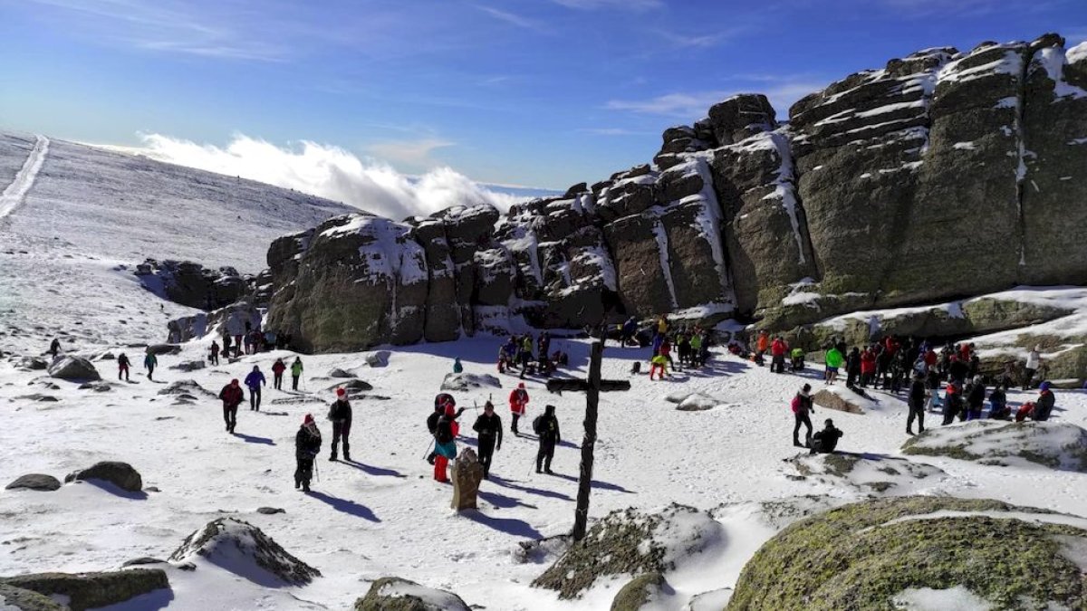 La peregrinación a la cima del Urbión se cumple un año más y de forma multitudinaria. Aproximadamente trescientas personas se dieron cita en la cumbre a 2.228 metros de altura para colocar el Belén, cantar villancicos y brindar por la Navidad. FOTÓGRAFOS: V.HERRERO Y E.ASENJO