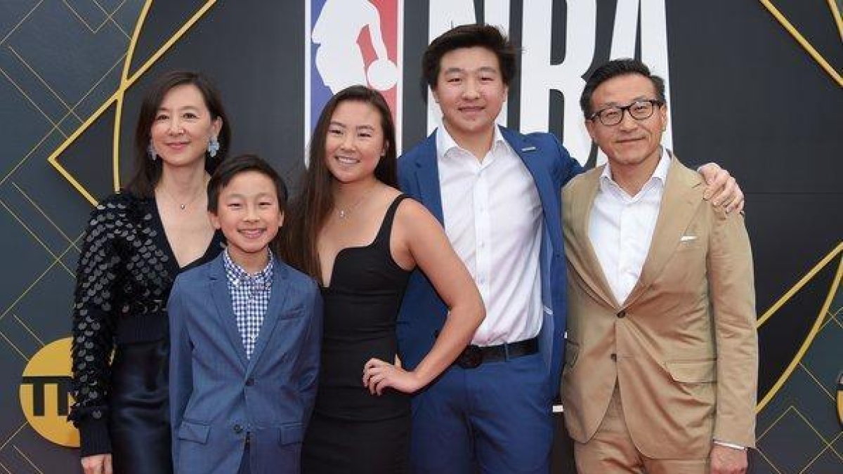 Joe Tsai (d), nuevo propietario de los Nets, junto a su familia.-AFP