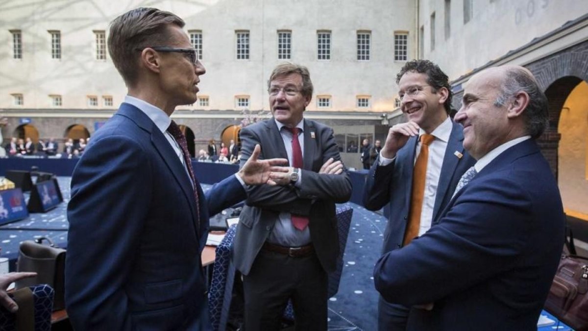 El ministro de Economía español en funciones, Luis de Guindos, el presidente del Eurogrupo, Jeroen Dijsselbloem, el ministro belga de Finanzas John Robert Overtveldt  y el ministro finlandés de Finanzas Alexander Stubb durante la reunión del Ecofin.-EFE / BART MAAT
