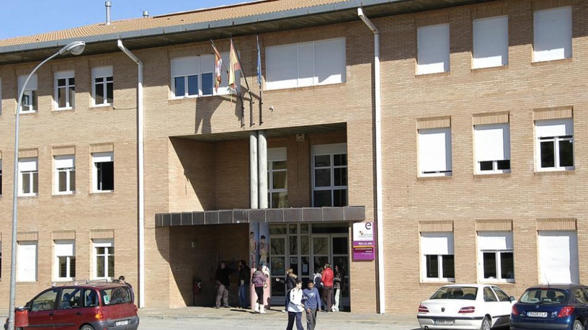 Instituto de Arcos de Jalón, uno de los centros pendientes de esta convocatoria.-VALENTÍN GUISANDE