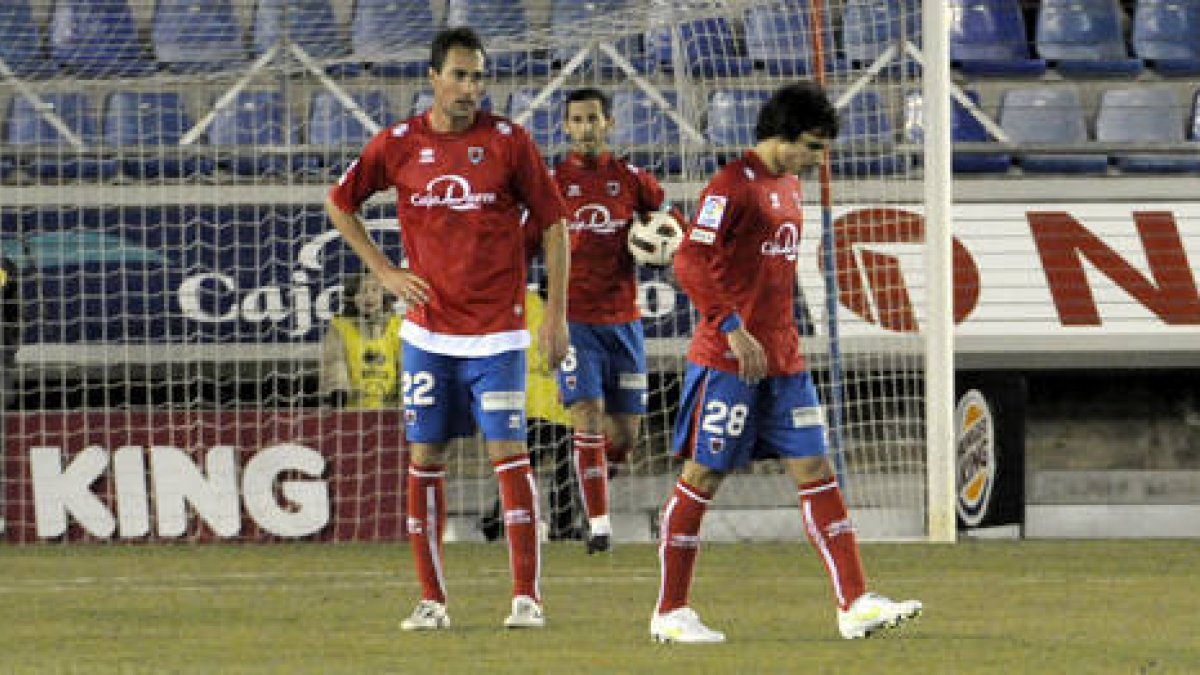 Pavón y Víctor Andrés se lamentan de uno de los goles encajados ante el Barça B. / ÁLVARO MARTÍNEZ-