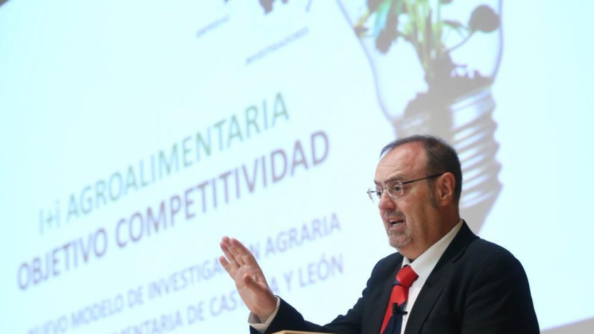 El consejero de Educación, Fernando Rey, inaugura la jornada y expone la Estrategia Regional de Investigación e Innovación y para una Especialización Inteligente y su importancia en el sector agrario y agroalimentario.-ICAL