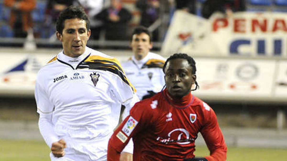 Salvo giro inesperado, Cedric jugará la próxima temporada en Osasuna. / VALENTÍN GUISANDE-