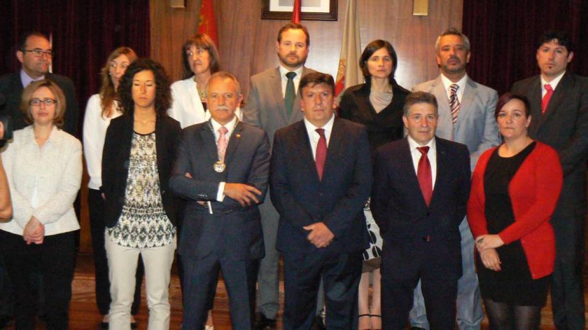 La nueva Corporación del Ayuntamiento de Almazán.-REPORTAJE GRÁFICO: T. C.