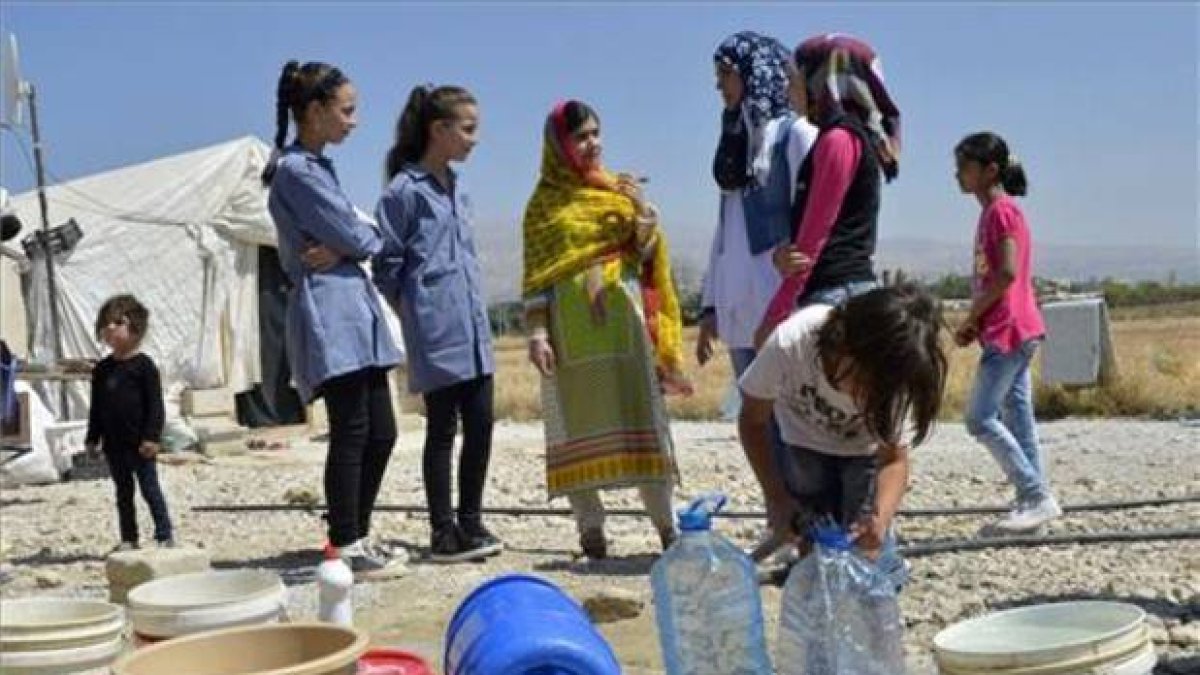 La ganadora más joven del Nobel de la paz, Malala Yousafzai, en un campo de refugiados en Líbano, donde abrirá un colegio para mejorar la calidad de vida de quienes viven allí.-Foto:   EFE / WAEL HAMZEH