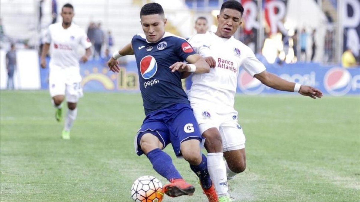 Futbolistas del Motagua y del Olimpia durante el clásico hondureño.-EFE