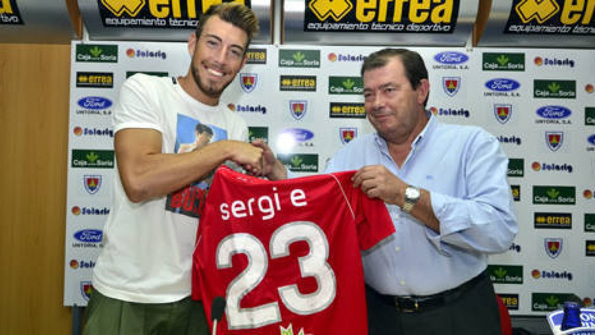 Sergi Enrich durante su presentación como jugador numantino. / ÁLVARO MARTÍNEZ-