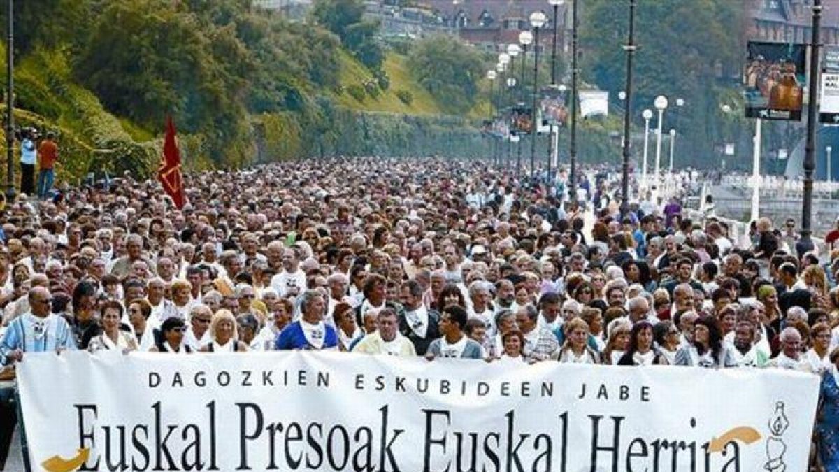 Manifestación de familiares de presos etarras reivindicando un cambio de política penitenciaria, en San Sebastián.-EFE/ JUAN HERRERO