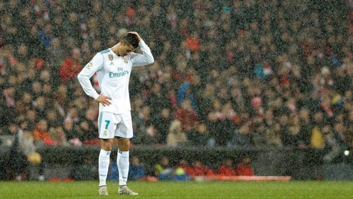 ristiano Ronaldo, desolado bajo la lluvia en San Mamés.-/ AFP / ANDER GILLENEA
