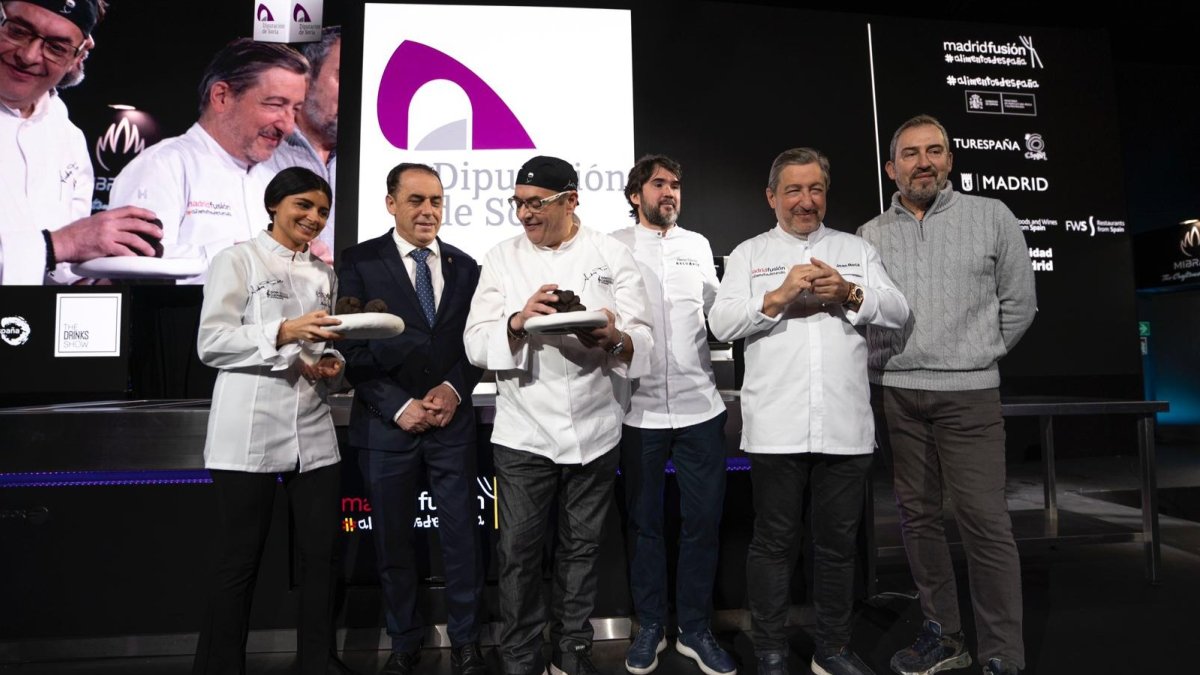 Tumbarello, en el centro con el plato de trufa negra de Soria.-HDS