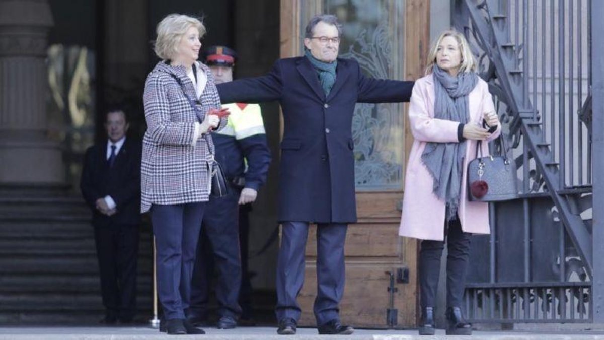 Irene Rigau, Artur Mas y Joan Ortega, a la salida de la Generalitat, antes de dirigirse al Palau de Justícia, el lunes 6 de febrero.-FERRAN NADEU