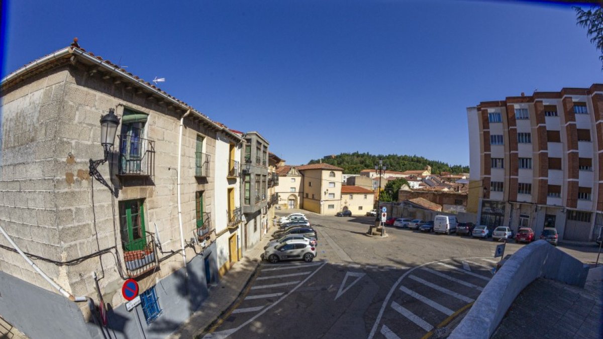 La conocida como plaza del Carmen de Soria cambiará la farola por una fuente ornamental. HDS