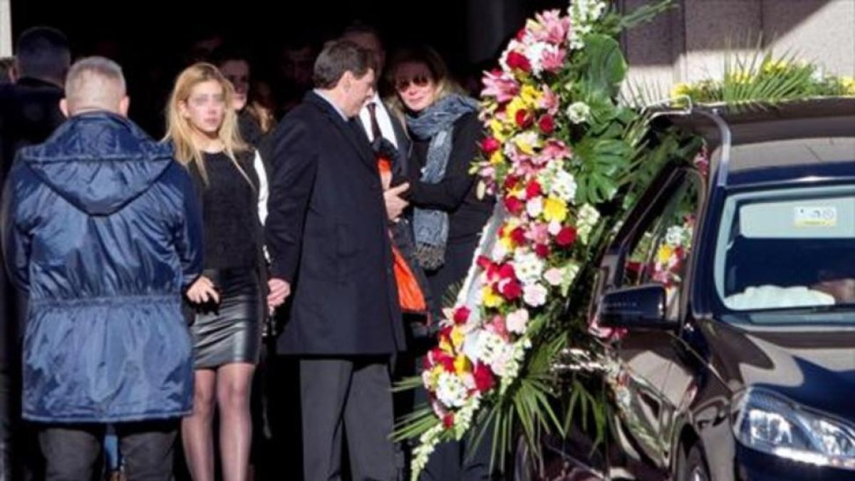 Familiares y amigos de Diana Quer, a la salida del tanatorio, en Madrid.-EFE / RODRIGO JIMÉNEZ