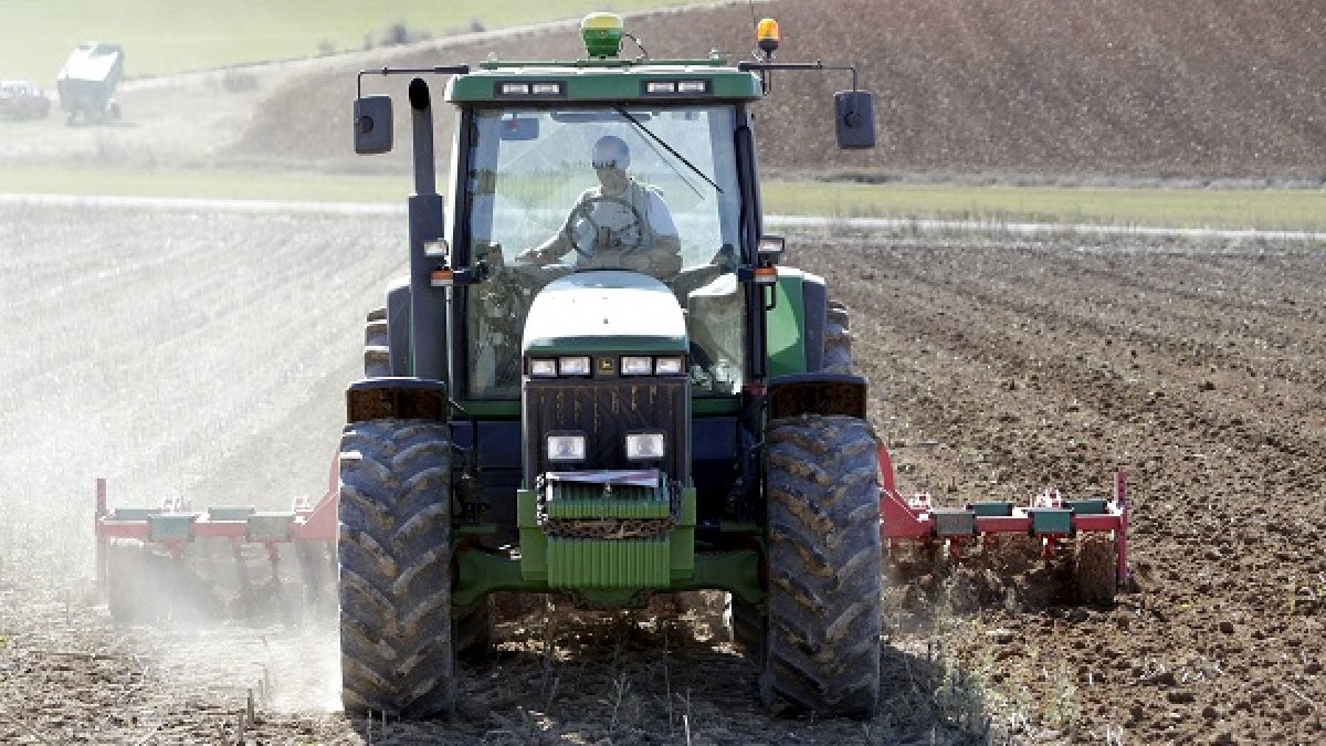 Un agricultor trabaja con su tractor en la provincia de Soria en una imagen de archivo. HDS