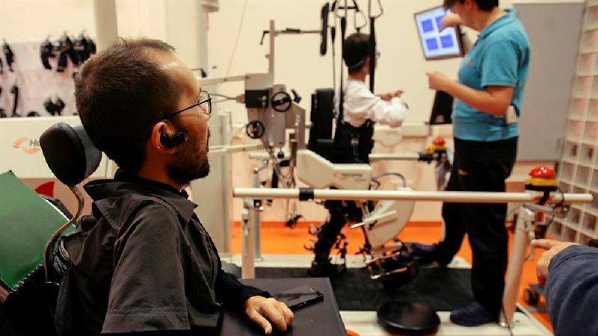 El secretario general de Podemos Aragón, Pablo Echenique, visitan las instalaciones de la Fundación Nipace, en Guadalajara, con motivo del Día Internacional de la Diversidad.-EFE/Pepe Zamora