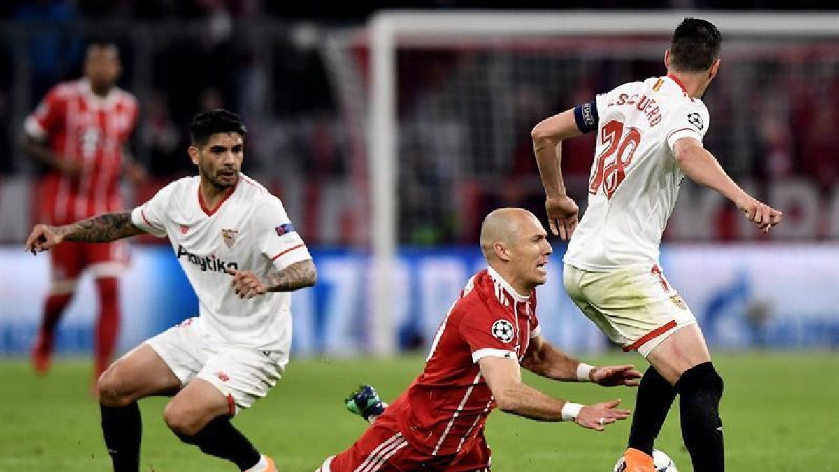 Robben cae ante Banega y Escudero-CRISTIAN BRUNA (EFE)