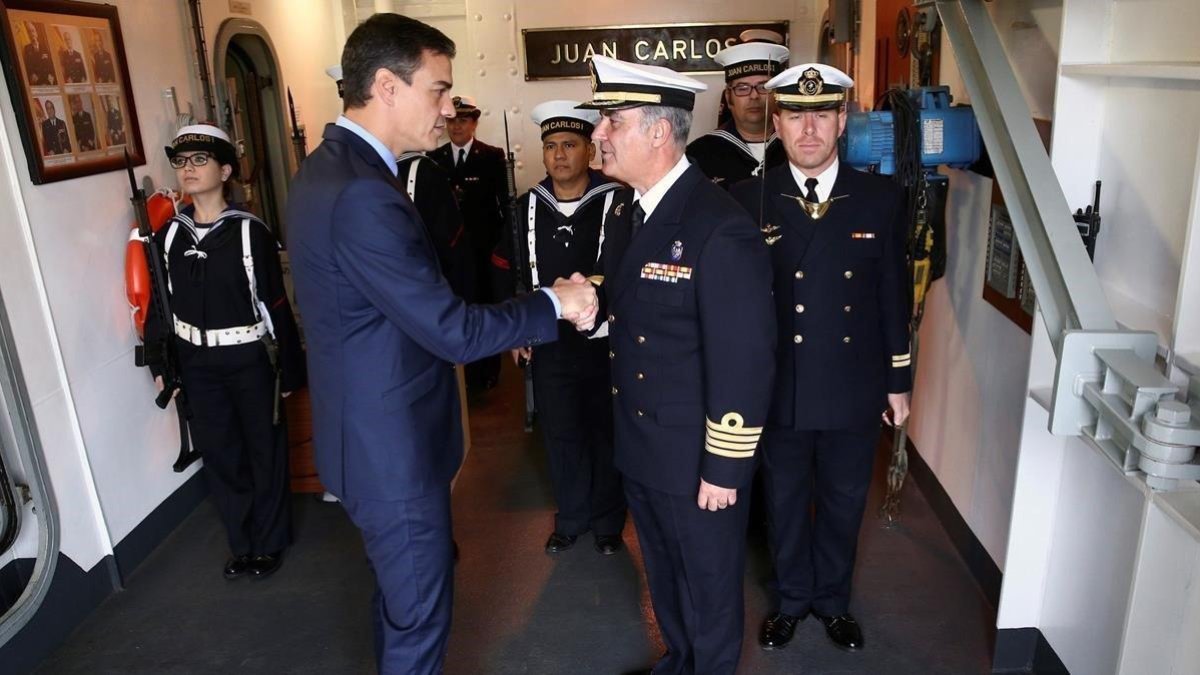 FERNANDO CALVO (MONCLOA)-Sánchez en el portaaviones Juan Carlos I, en la Base Naval de Rota.