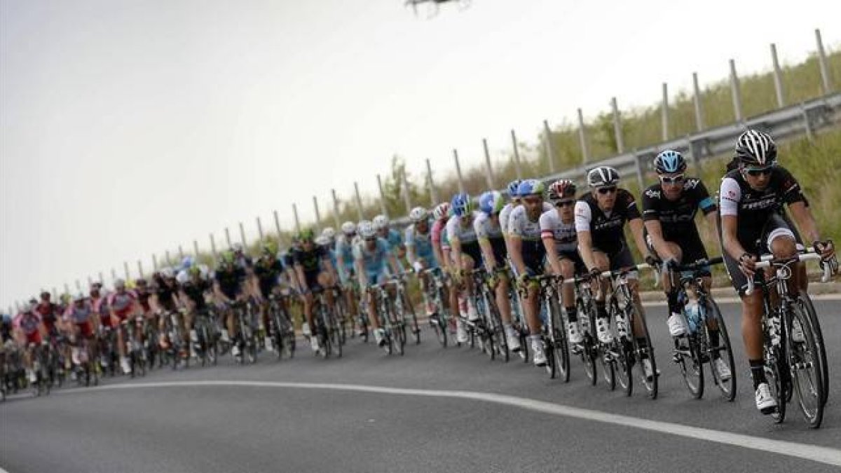 El pelotón del Giro 2014, donde Caruso tomó la salida.-