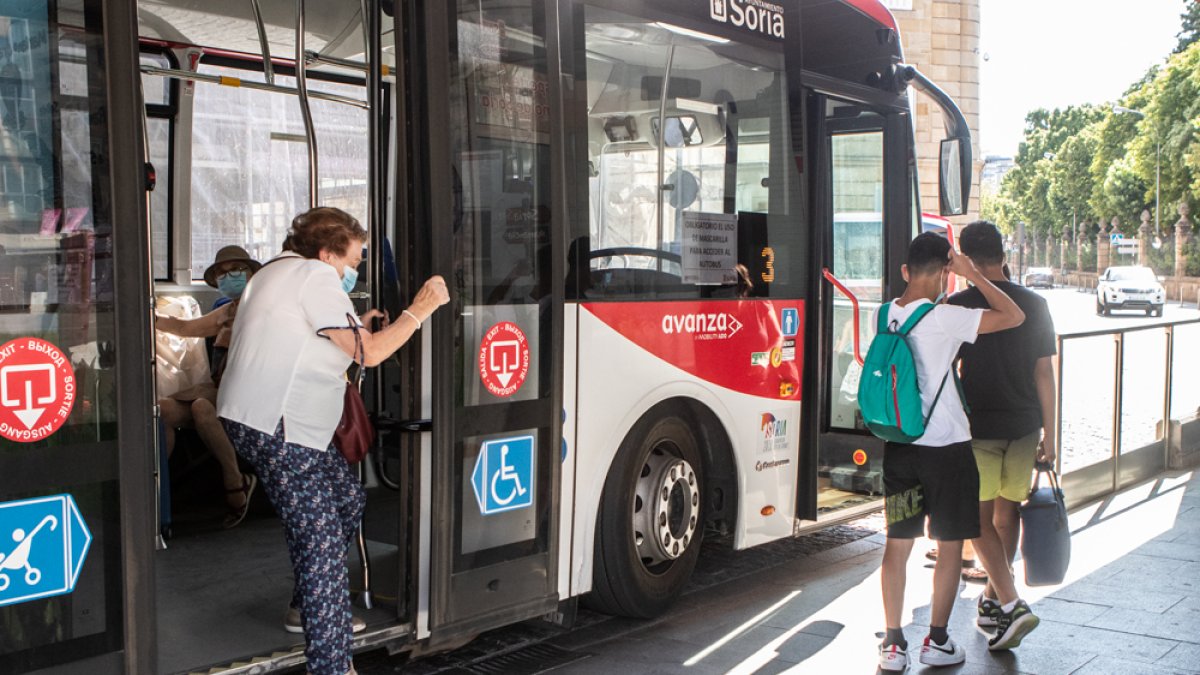Viajeros del autobús urbano de la capital. GONZALO MONTESEGURO