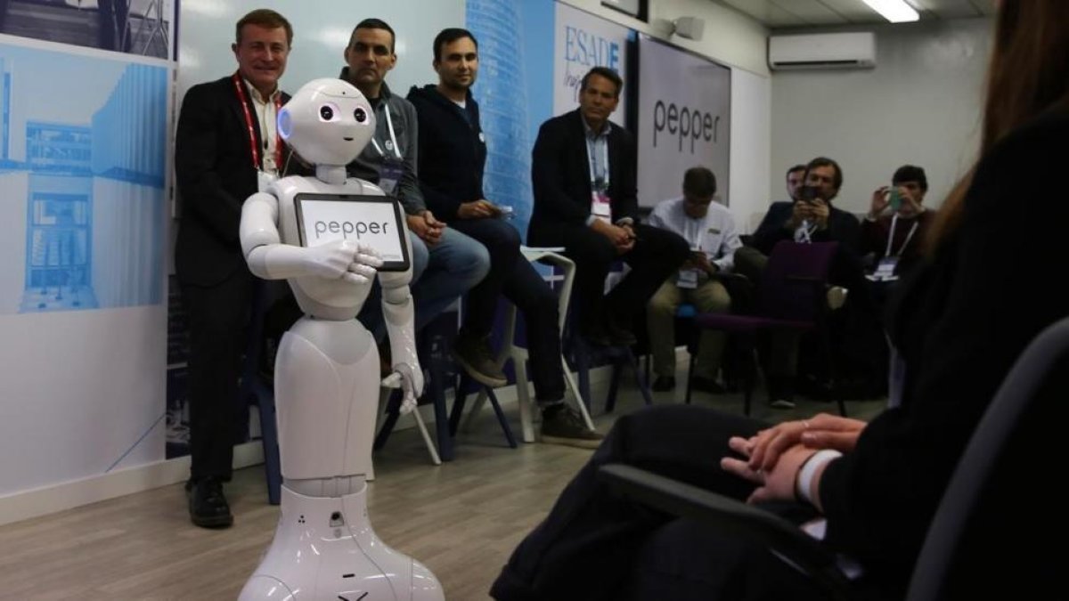El robot Pepper durante la demostración en el salón 4YFN.-EL PERIÓDICO
