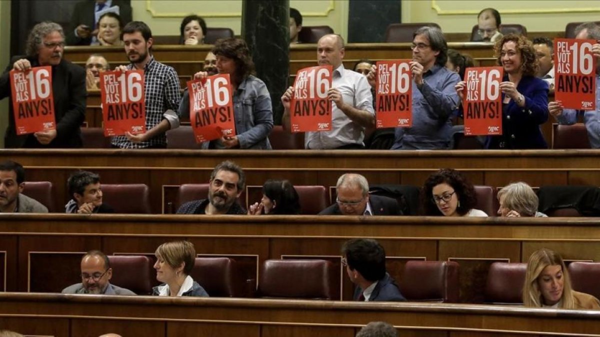 Los diputados de ERC muestran carteles a favor del voto a los 16 años en el hemiciclo del Congreso, el pasado 19 de abril.-JOSE LUIS ROCA