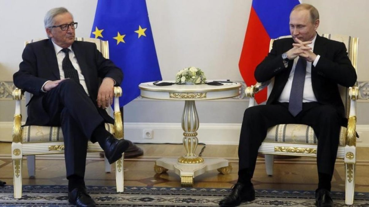 El presidente ruso Vladimir Putin conversa con el presidente de la Comision Europea Jean-Claude Juncker durante una reunion en el palacio Konstantinovsky de San Petersburgo.-EFE / SERGEI CHIRIKOV