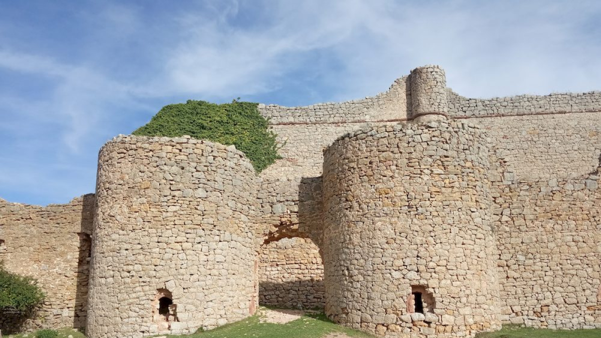 Podría decirse que imperturbable al paso del tiempo, pero no sería cierto. Majestuoso es con creces, pero e Castillo de Caracena padece y mucho sus siglos de historia. O habría que decir, mejor, su deterioro merced a la desidia y al olvido. FOTOS: M. ANDRÉS GÓMEZ